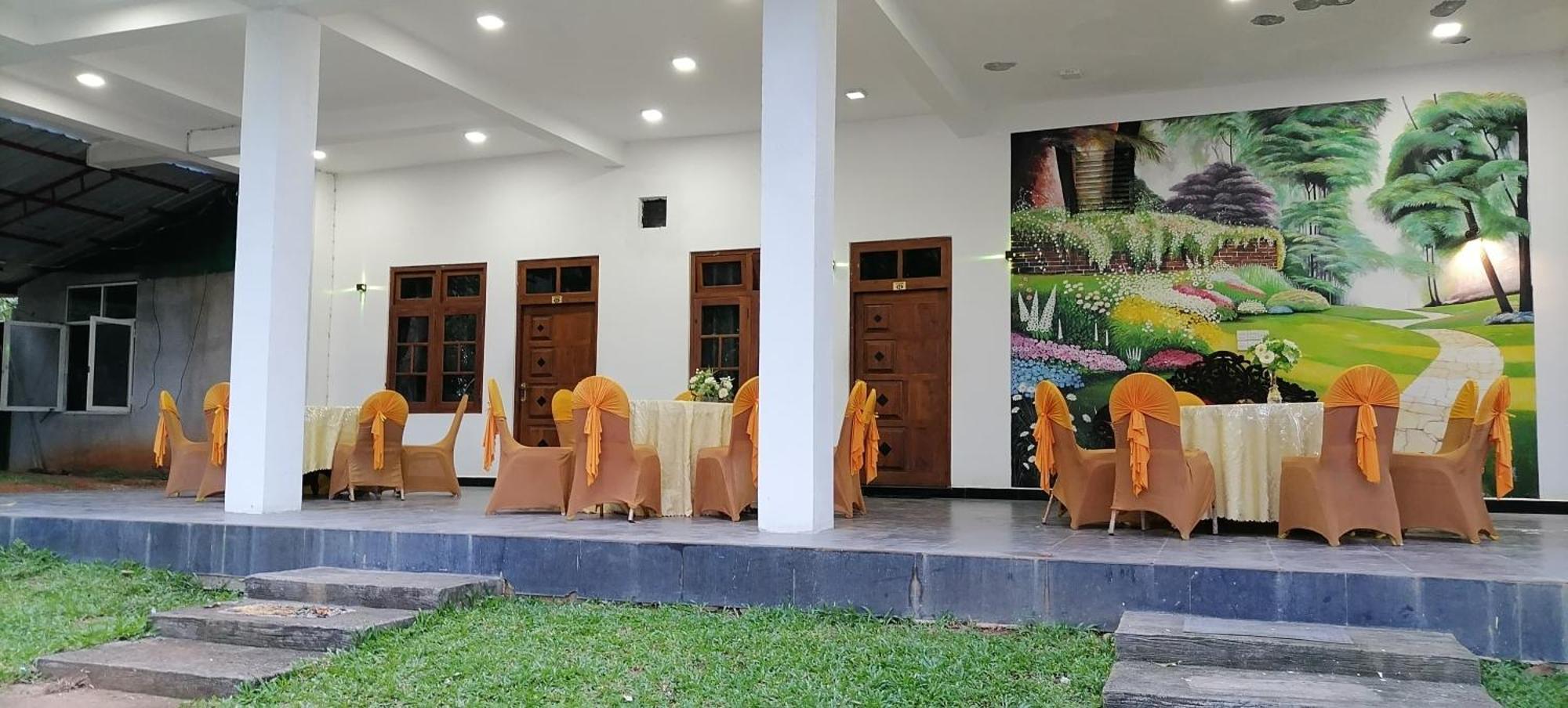 Avanya Hotel And Reception Hall Angunakolapelessa Экстерьер фото