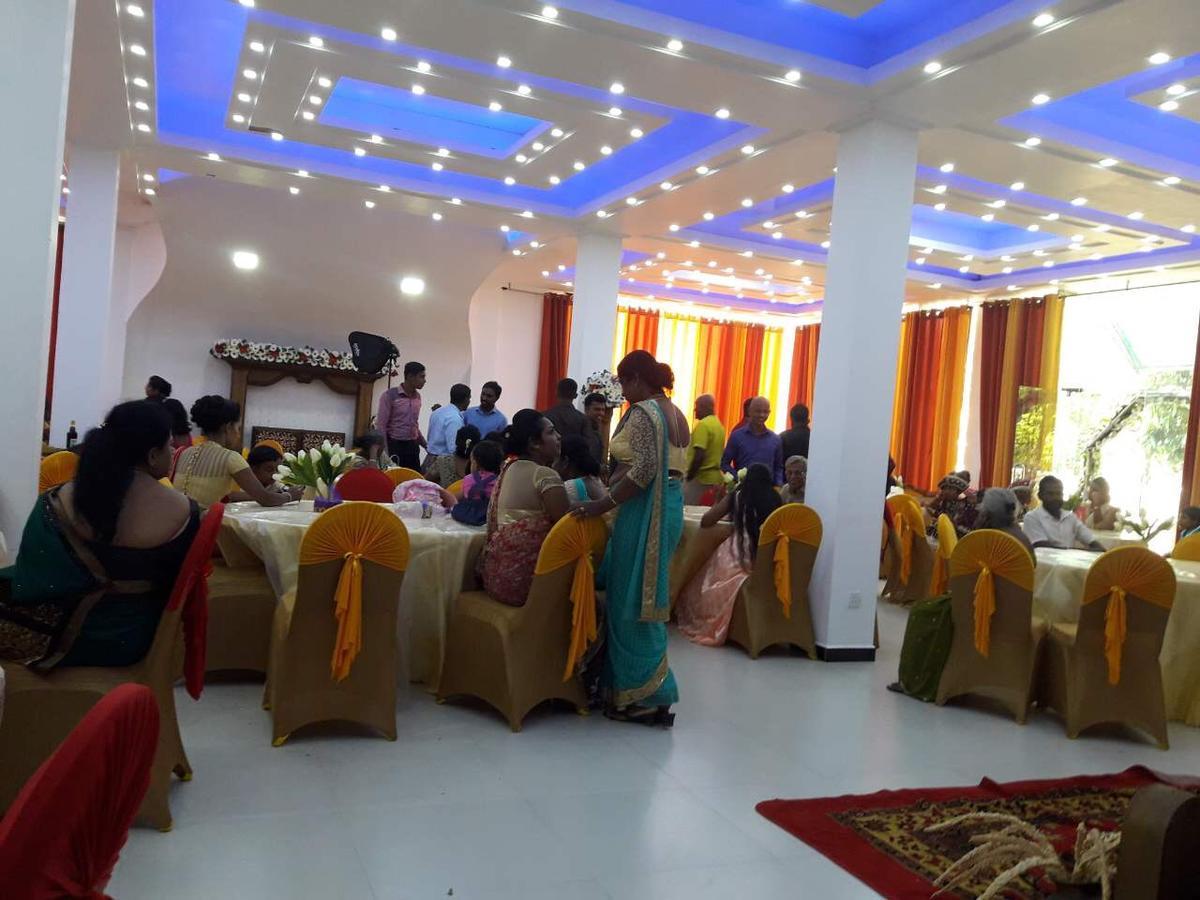 Avanya Hotel And Reception Hall Angunakolapelessa Экстерьер фото